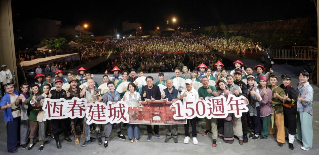 ▲明華園演出團體演員與中央暨地方主管單位合影留念。（圖/屏東縣政府文化處 提供）