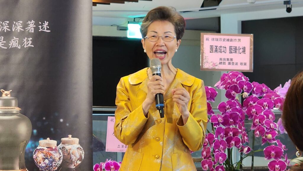 ▲前中華民國駐奧地利代表張小月,認為徐瑞芬老師的藝術品成為外交的和平利器,期待能有更多的優質創作展現在世人面前。(記者 辛澎祥/攝)