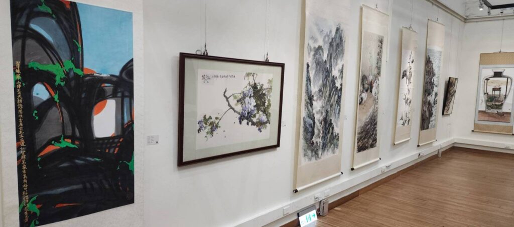 ▲校友藝術家聯展的作品中，有不少是已至知名藝術家的創作境界，作品呈現崇高的藝術價值。（記者 辛澎祥/攝）