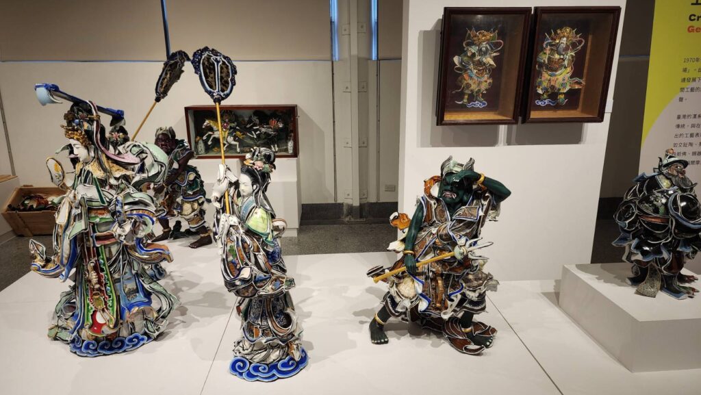 ▲展出的工藝作品呈現工藝家細膩的手工創作，令人眼前為之一亮。（記者 辛澎祥/攝）