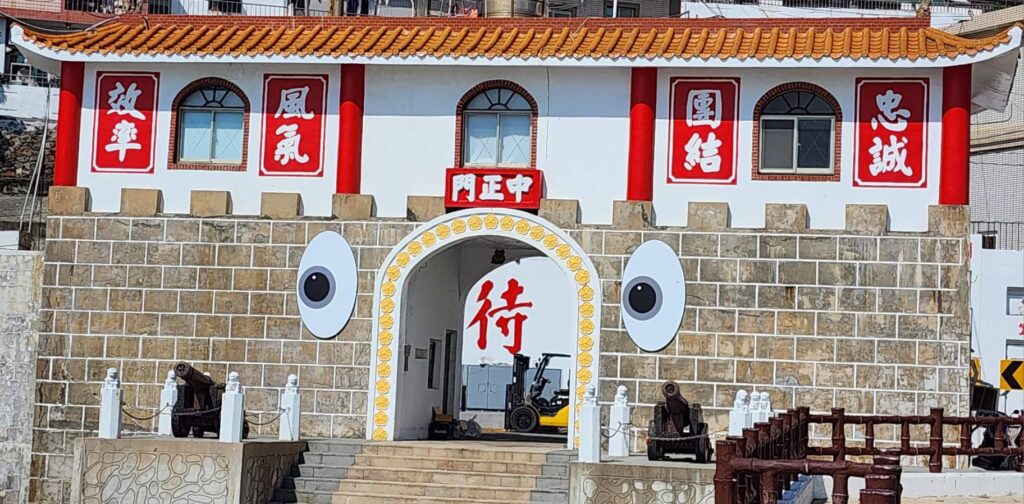 ▲加拿大籍藝術家皮埃爾與瑪莉所共同創作的「在他眼中」,在南竿鄉五處展現眼睛的示意,藝術家藉作品提醒大家以好奇、謹慎與關懷眼光繼續觀看。(記者 詹佳綺/攝)