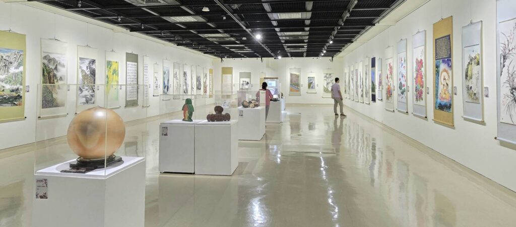 ▲平面書畫與立體陶藝作品的交織展示，使展覽空間充滿靈動與沈靜之美。（記者 詹佳綺/攝）