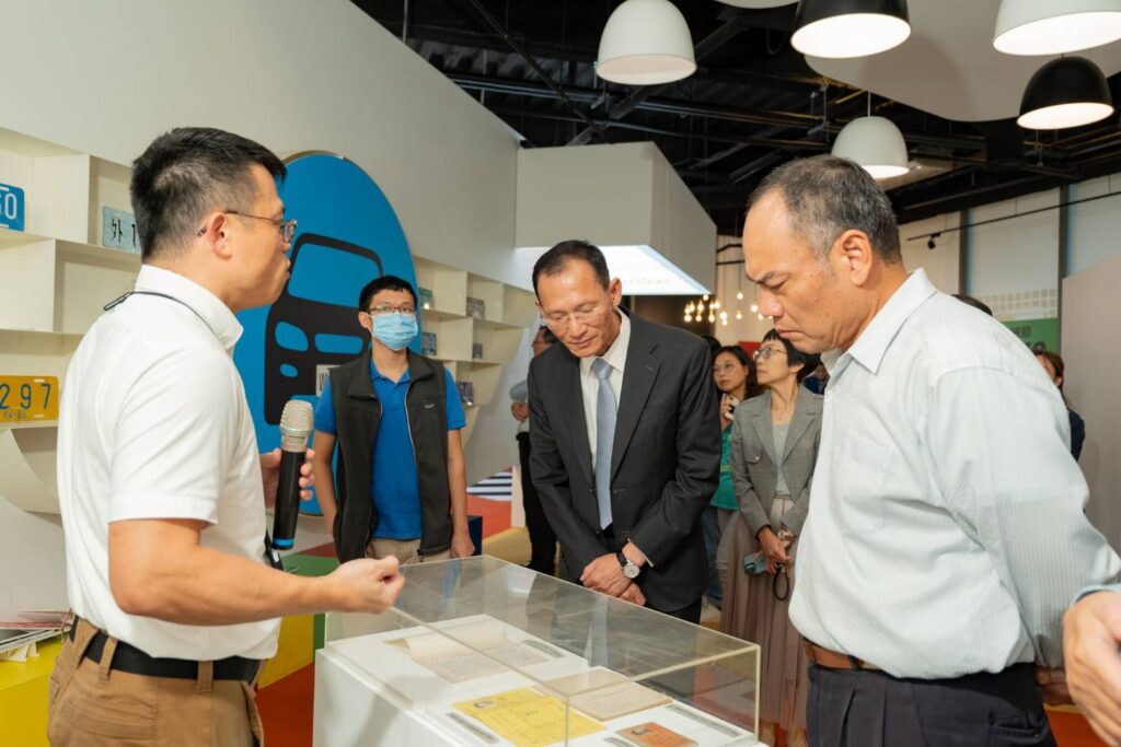▲策展人對公路特展的內容為貴賓進行導覽。(圖/公路局 提供)
