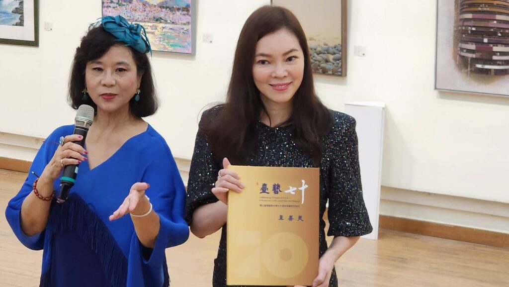 ▲陳志芬理事長（左）與永齡基金會負責人曾馨瑩，共同推薦「臺藝七十 真善美」新書，說明製作過程的艱辛與複雜，令人感動。（記者 辛澎祥/攝）
