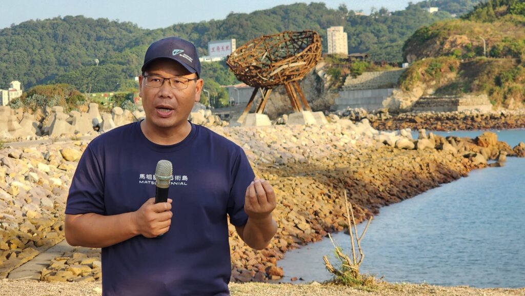 ▲馬祖在地藝術家陳益輝在珠螺灣長提解說他的鋼構作品「築巢」，深具多重意義，作品令人驚豔。（記者 辛澎祥/攝）