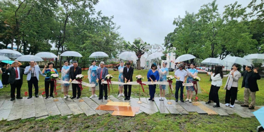 ▲多位臺藝大教授及校友代表在校友總會所捐贈的劉柏村教授「綠金剛」作品前進行剪綵捐贈儀式。（記者 辛澎祥/攝）
