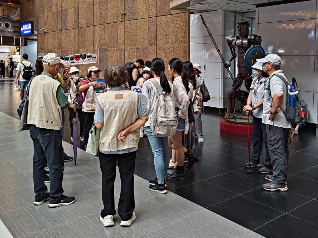 ▲臺鐡文化志工向民眾講解臺鐡文物歷史。(圖/臺鐡公司 提供)