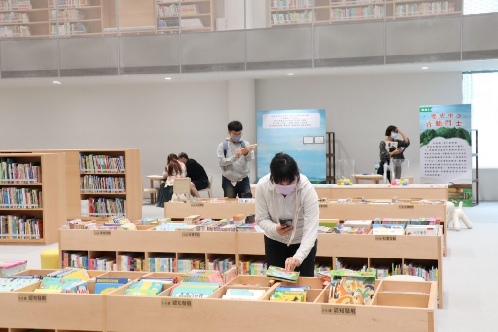 民眾可於圖書館各閱覽區手機借書，提升便利性。（圖/臺中市立圖書館提供）