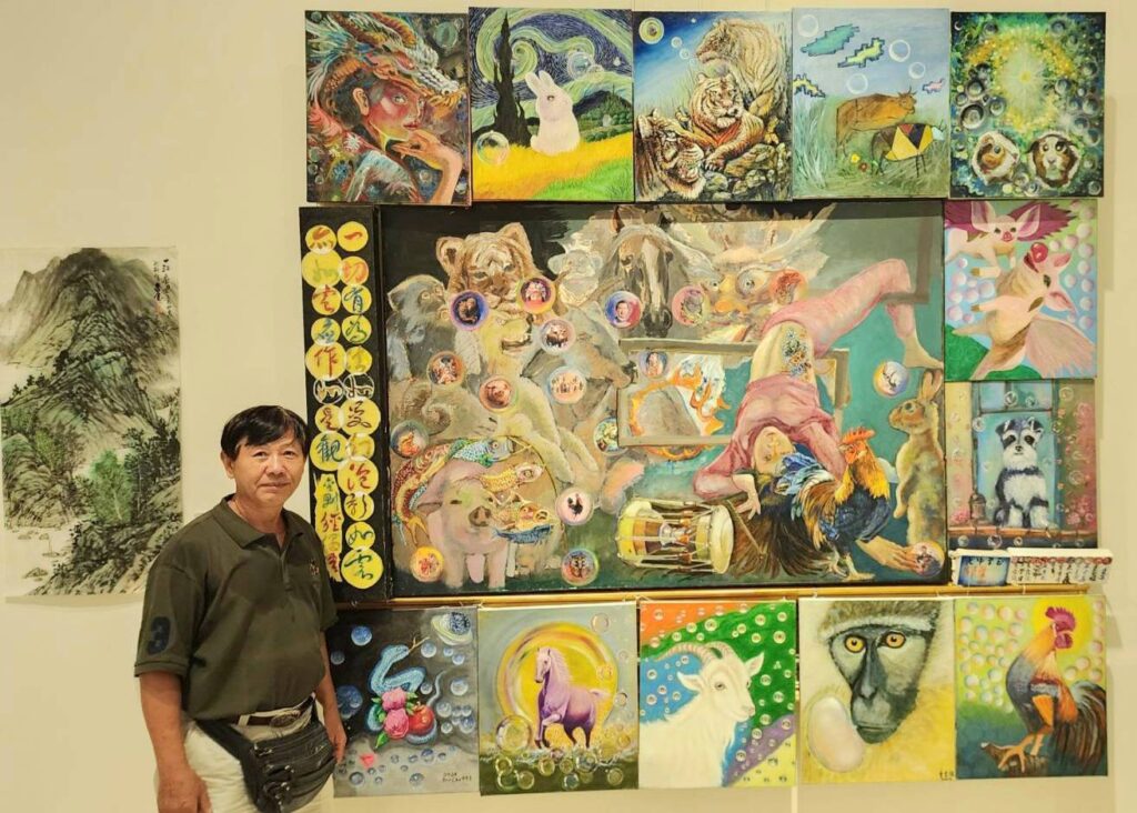 ▲油畫家陳國強老師以12生肖的主題，帶領12位創作者進行生肖繪圖與詩詞創作，百號作品創意十足，成為全場矚目焦點。（記者 詹佳綺/攝）
