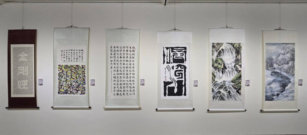 ▲現場展出的書畫作品，呈現書藝與畫境的交融，對提昇觀展者的心境有莫大的導引作用。（記者 詹佳綺/攝）