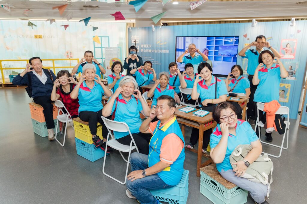 長輩開心參觀紀錄自己心路歷程的告白展覽。(圖/新北市文化基金會提供)