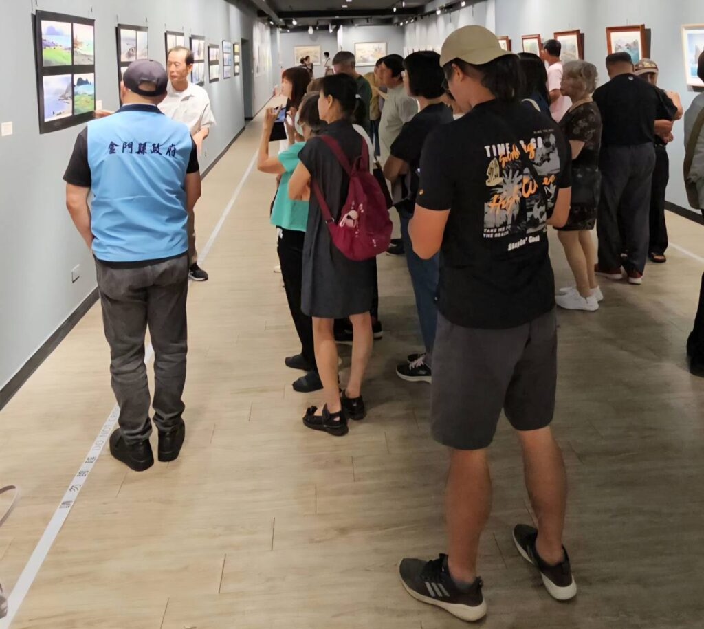 ▲蘇益家老師(左二)在開幕式後為與會貴賓進行作品導覽,場面熱烈。(圖/蘇益家 提供)
