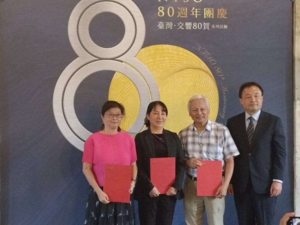 ▲歐陽慧剛團長（右）與三位文物捐贈者開心合影留念。（記者 辛澎祥/攝）