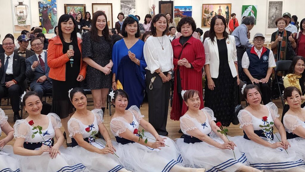 ▲在藝術家創作聯展活動中，與會貴賓與校友與演出舞者合影，場面輕鬆熱烈。（記者 辛澎祥/攝）