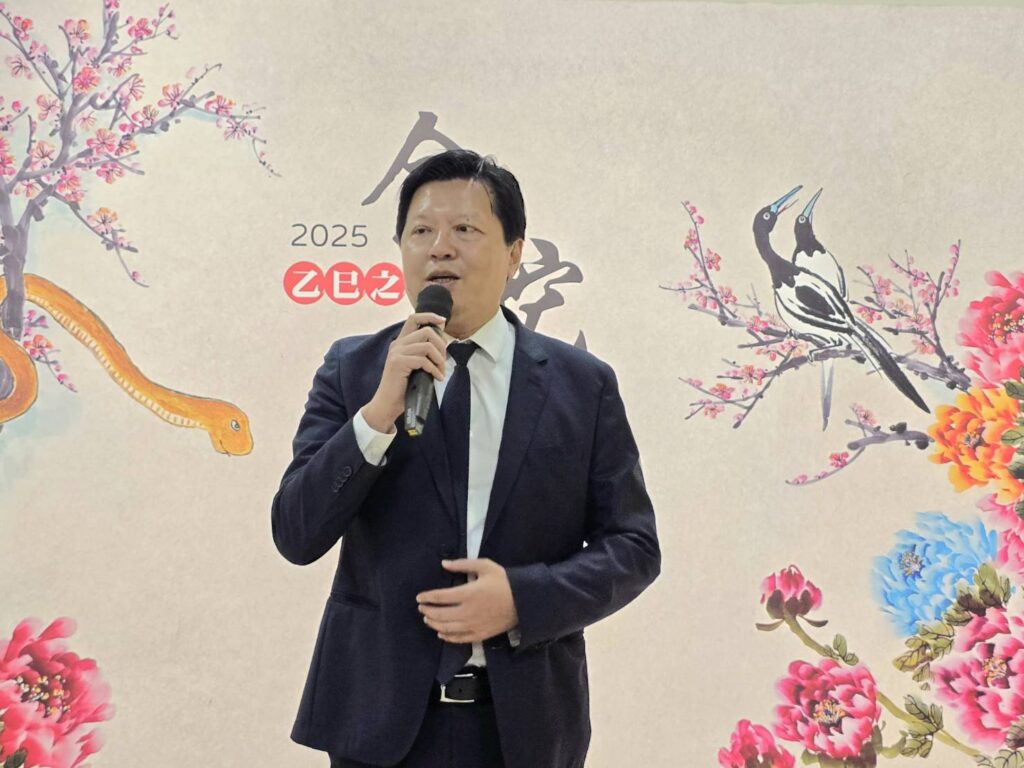 ▲新北市副市長朱惕之在開幕式上致詞時表達對參展藝術家的道賀之意，並對中華文耀協會長達12年的生肖聯展給予正面的推崇。（記者 詹佳綺/攝）