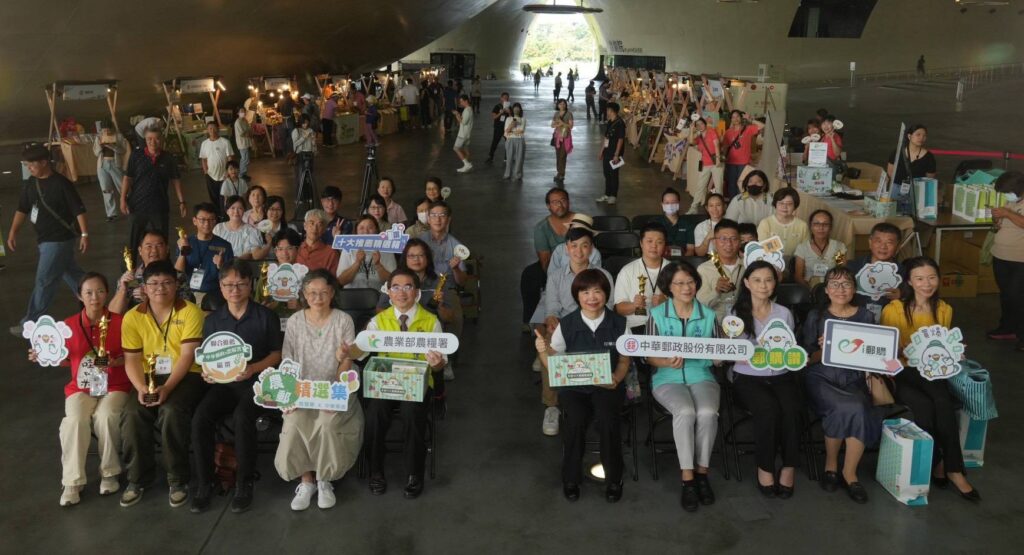 ▲中華郵政公司與農糧署於18日在高雄衛武營舉辦實體展售會大合影。(圖/中華郵政 提供)