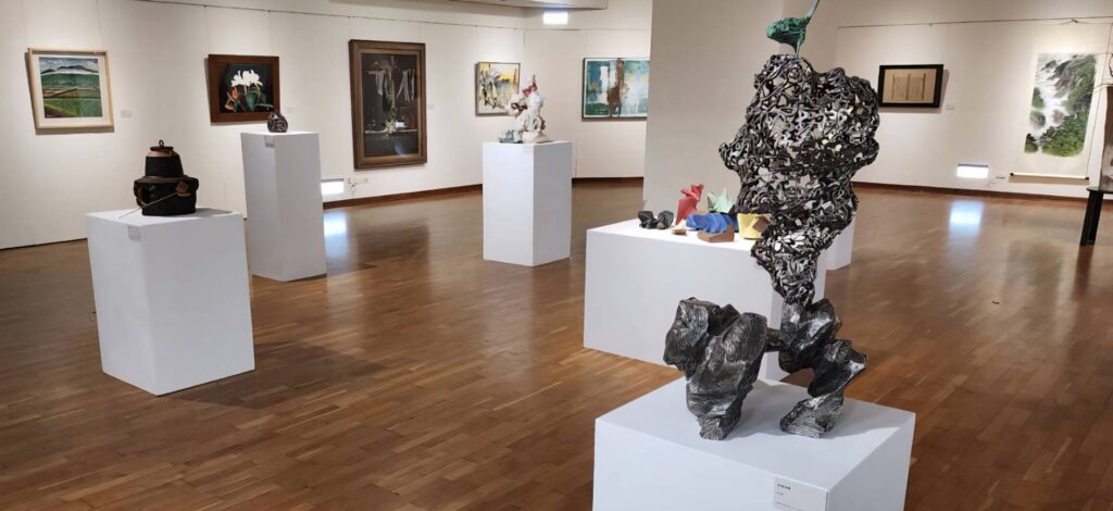 ▲各類型的參展作品在不同的展廳中散播出濃濃的藝術氣息。（記者 辛澎祥/攝）