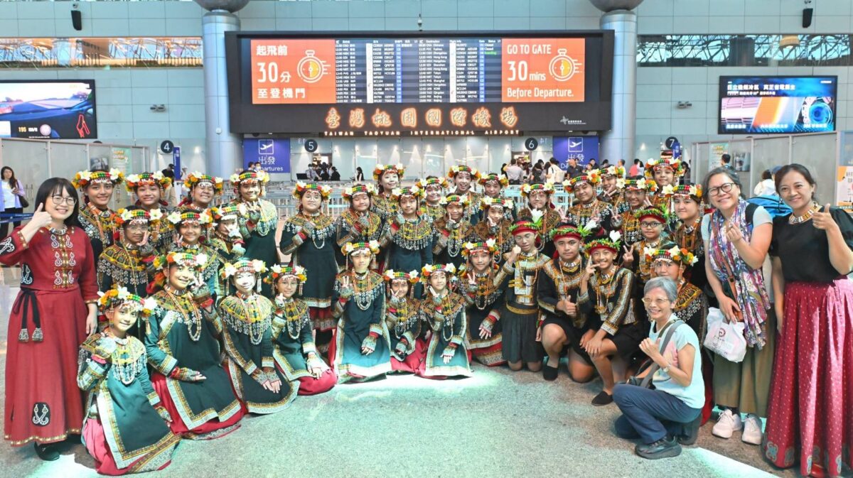 桃園機場歡慶國家生日  攜手希望兒童合唱團  歌聲繚繞國門  讓世界聽見台灣原住民美聲