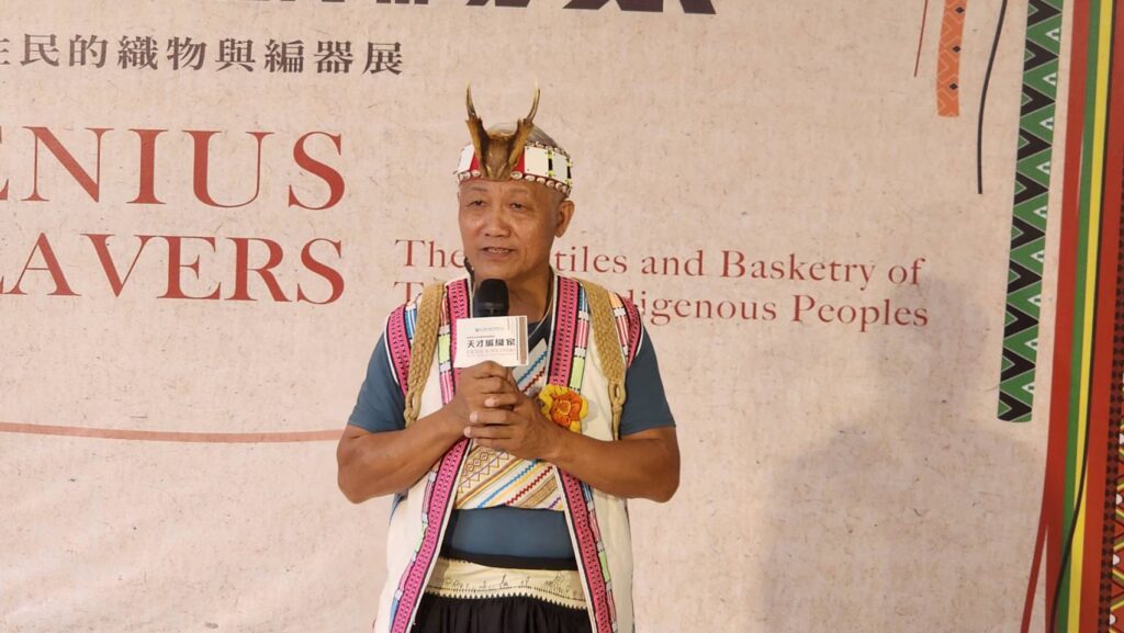 ▲參展工藝家代表布農族林南吉老師，對工藝中心策畫的原住民編織展感到十分高興，他代表布農族表達感謝之忱。（記者 辛澎祥/攝）