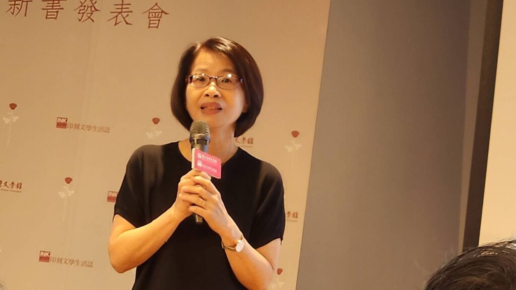 ▲擔任戲劇集總主編的黃惠禎教授，說明整本書的發想到完成的心境，令人感動。（記者 辛澎祥/攝）