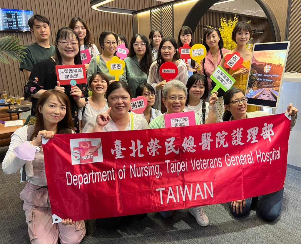 ▲參加活動的臺北榮總護理部，開心合影留念。（圖/國營臺鐵公司 提供）