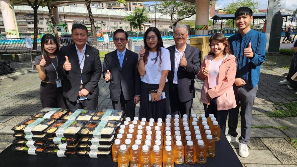 ▲國營臺鐡公司為活動所特別設計的鐡路便當，受到與會貴賓與合作單位的熱烈歡迎。（記者 辛澎祥/攝）