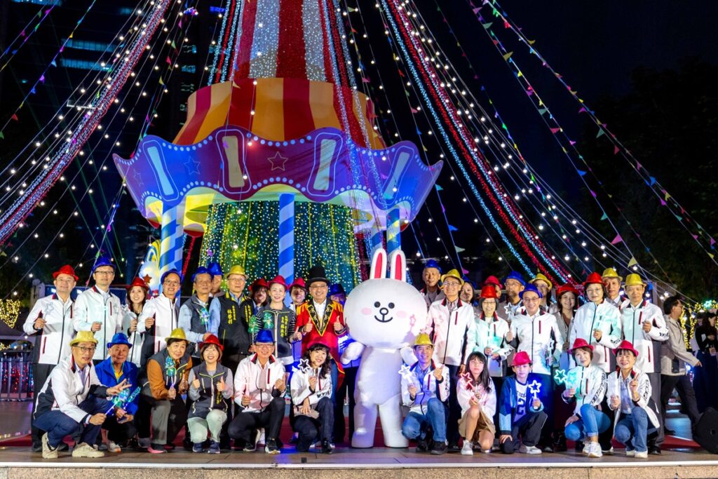 「耶誕馬戲開城SHOW」聚集市府團隊、執行團隊者等貴賓一同參與。(圖/新北觀旅局提供)
