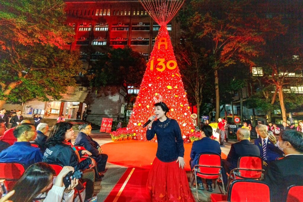 ▲簡文秀教授高聲歡唱膾炙人口的歌曲，讓大家聽得如痴如醉，場面相當熱烈。（記者 詹佳綺/攝）