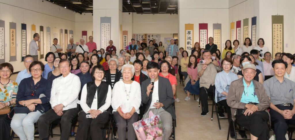 ▲出席開幕式的貴賓與參展藝術家們合影留念，場面熱烈。（圖/活水書會 提供）