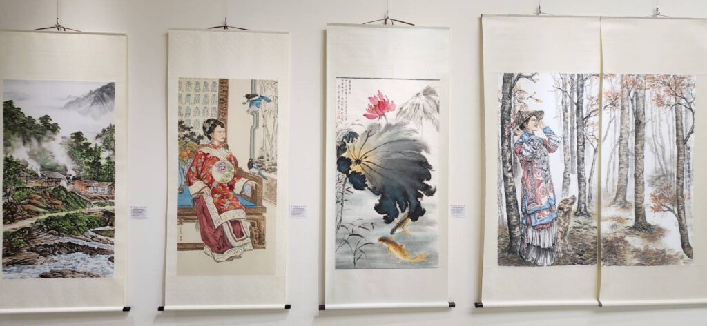 ▲協會會員的部份參展作品,呈現筆墨真情的詩意。(記者 詹佳綺/攝)