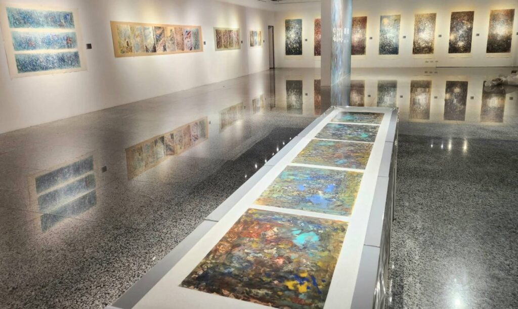 ▲彰化生活美學館正展出「凝思•天然-李憶含書畫創作展」,閒逸的空間感與寬敞的觀展環境,襯托出李憶含老師的豐富書畫作品,格外具互動溫煦之感。(記者 詹佳綺/攝)