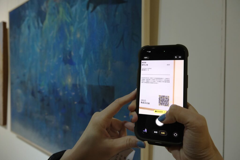觀眾可掃描作品旁的QR Code聆聽各類創作前三名得獎作品解說。（圖/文化局提供） 