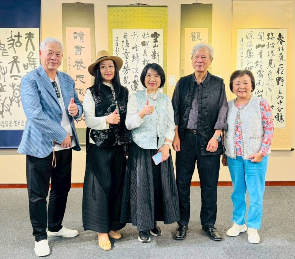 ▲出席開幕式來自澳洲的貴賓代表（左起）顧問王承慧、昆士蘭書畫交流協會理事長楊雪瑩、中華民國書法教學研究學會理事長陳泱昭、昆士蘭書畫協會會長余文賢及秘書長朱瑪麗合影留念，見證歷史。（記者 詹佳綺/攝）
