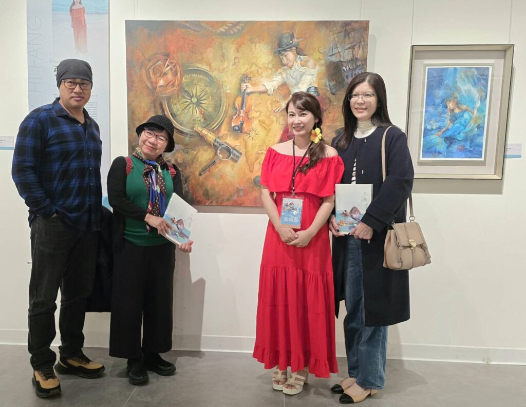 ▲參展藝術家張綺舫(右二)與藝友們在她的作品前合影留念。(記者 詹佳綺/攝)