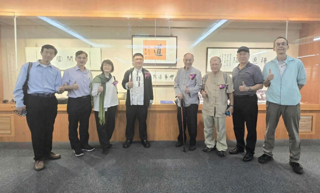 ▲澹廬書會名譽理事長連勝彥（右四）澹廬文教基金會董事長連瑞芬（左三）及澹廬書會理事長林俊光（左四）共同策畫此次澹廬書會顧問及會員的作品展出形式，備受肯定，並與貴賓於展場開心合影留念。（記者 詹佳綺/攝）