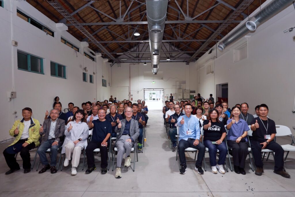 ▲出席傳統匠師產業工會成立大會的貴賓與產業界人士，開心合影留念。（圖/文化部 提供）