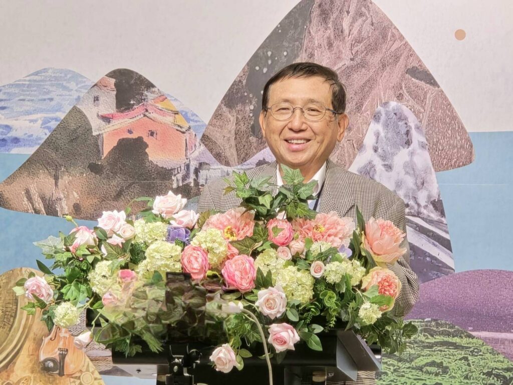 ▲中華亞太水彩藝術協會理事長郭宗正說明了協會年度主題展的特色與內容,展現求新求變的藝術修為。(記者 詹佳綺/攝)