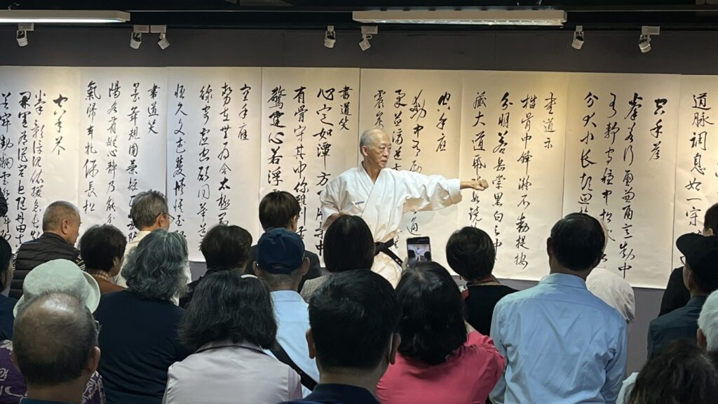 ▲鄭茂林現場演繹空手道招式,讓人驚呼連連。(圖/鄭茂林 提供)