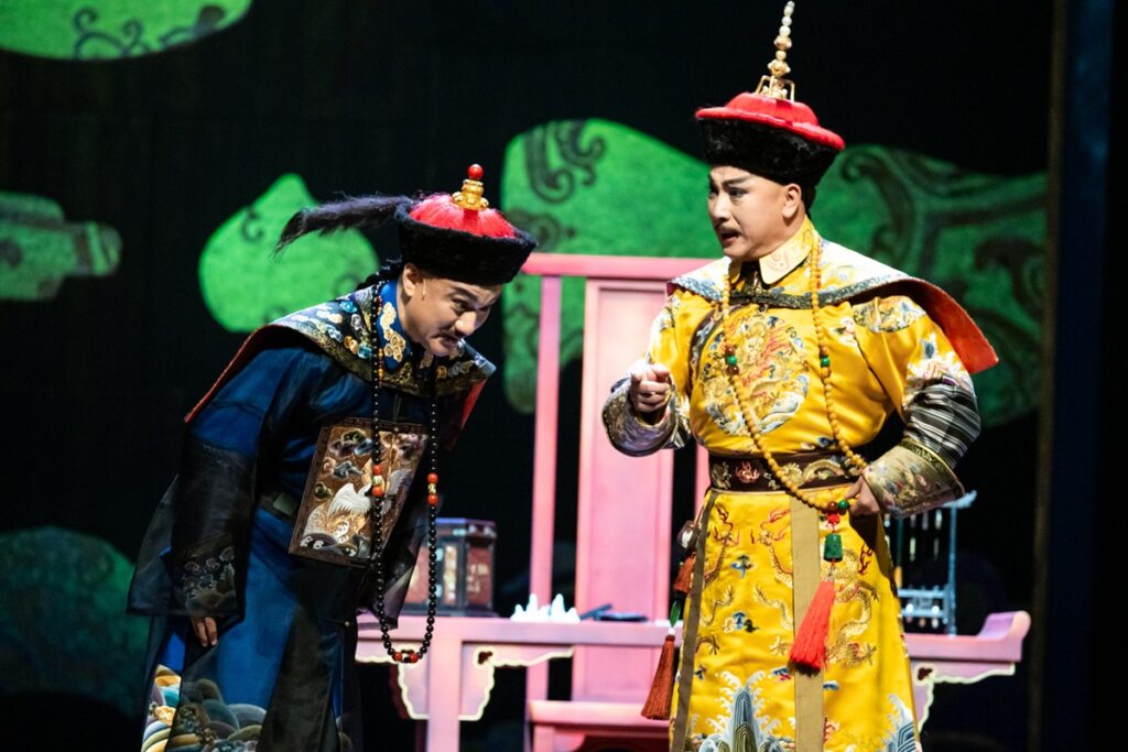 唐文華飾乾隆帝（右）與溫宇航飾演的和珅，兩人對手戲精彩萬分。（圖/國光劇團提供）