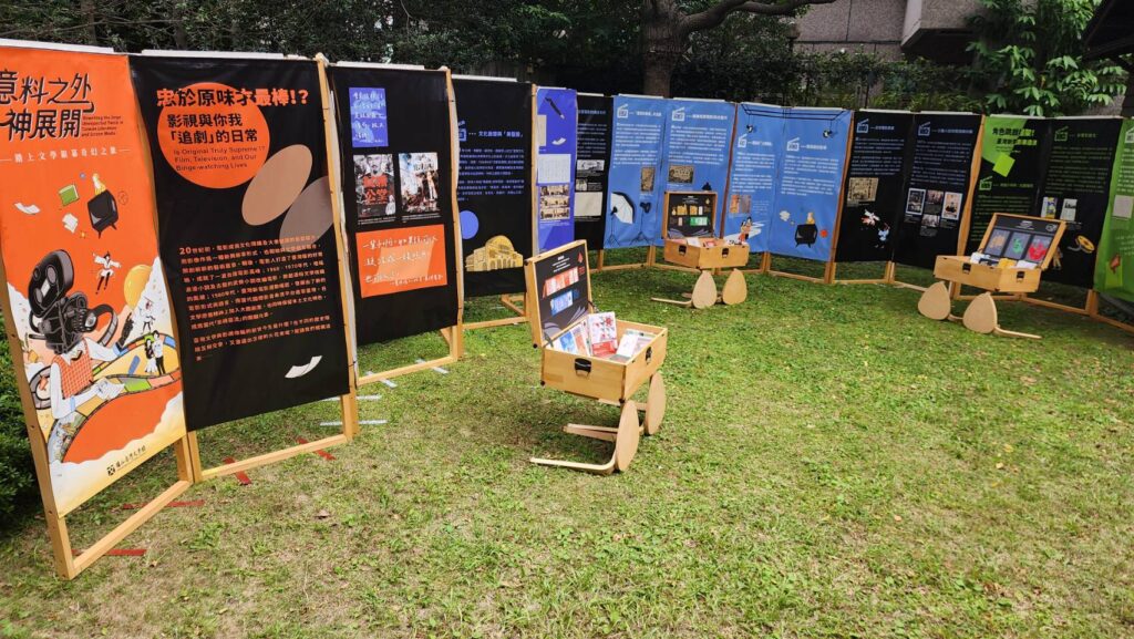 ▲臺灣文學基地展出與活動相關的影視叢書與出版讀物。(記者 辛澎祥/攝)