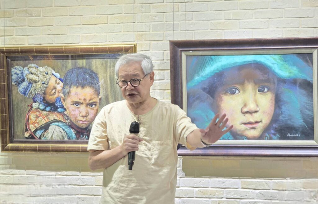 ▲臺灣粉彩藝術推廣協會創辦人謝夢龍執行長,致詞時表達對呂瓊慧在藝術創作領域的專注與堅持,令人佩服。(記者 詹佳綺/攝)