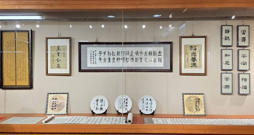 ▲澹廬書會名譽理事長連勝彥的展出作品，多元豐富且具文史價值，因而成為觀者關注的焦點。（記者 詹佳綺/攝）