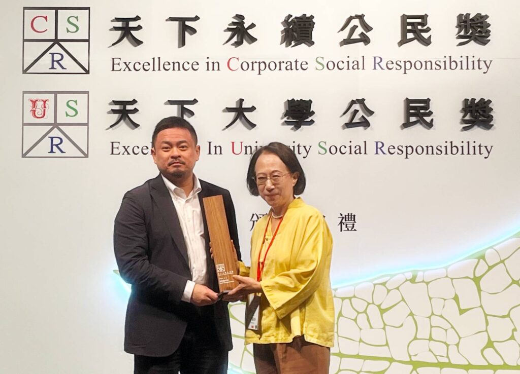 ▲普萊德科技副總經理暨永續長許華玲(右)代表受頒「2025天下永續公民獎」,頒獎人為勞動部長洪申翰(左)。(圖/普萊德科技 提供)