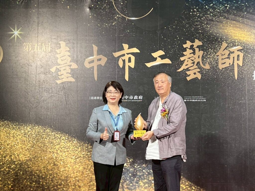 ▲臺中市文化局局長陳佳君(左)頒贈證書給獲得臺中市工藝師的得獎人。(圖/臺中市文化局 提供)
