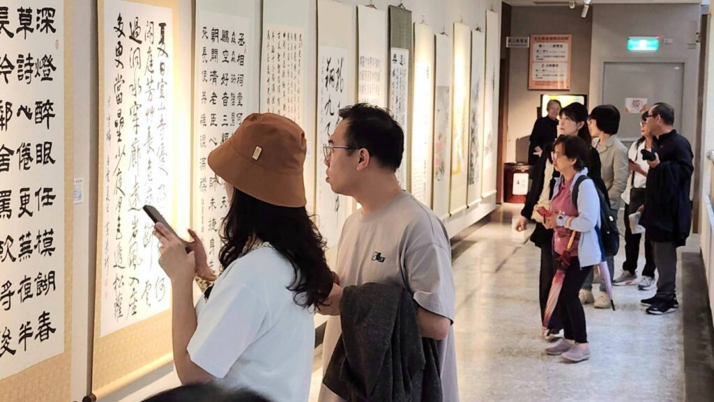 ▲展期間不少民眾都到展場觀賞這檔北桃交流的書畫展，場面熱烈。（記者 詹佳綺/攝）