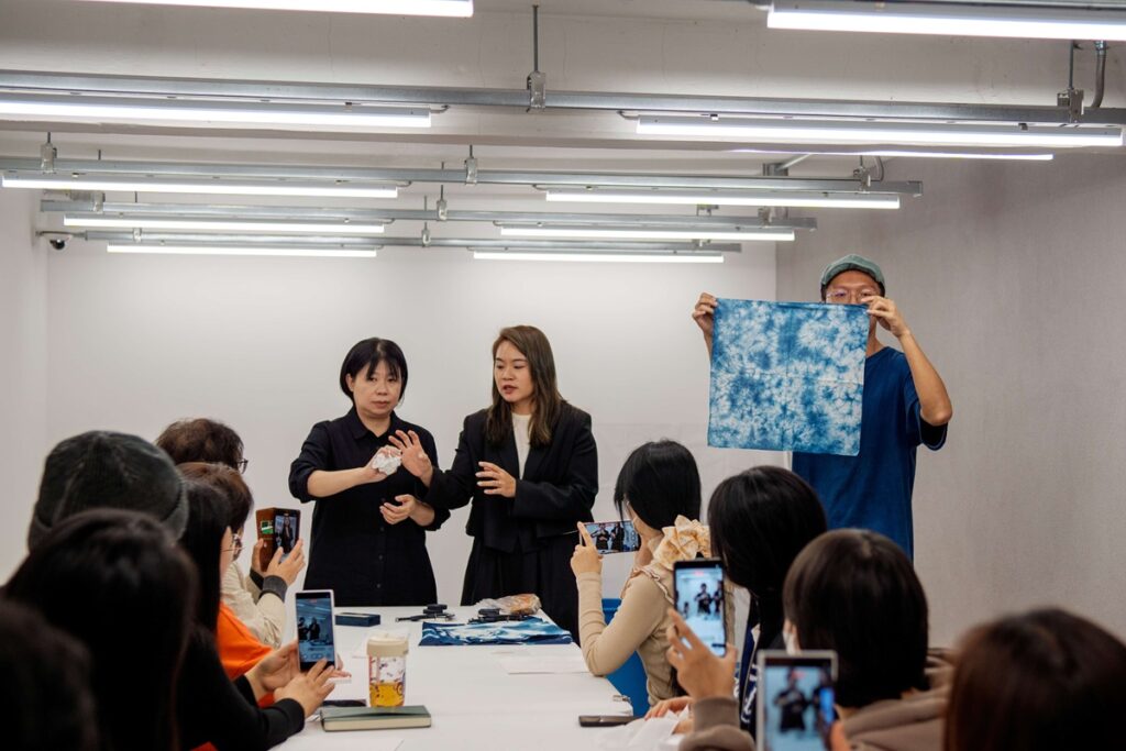 臺灣工藝師於藝術村舉辦藍染與框織卡片工作坊，社區居民自願報名參與，透過手作建立技藝共享與交流。（圖/工藝中心提供）
