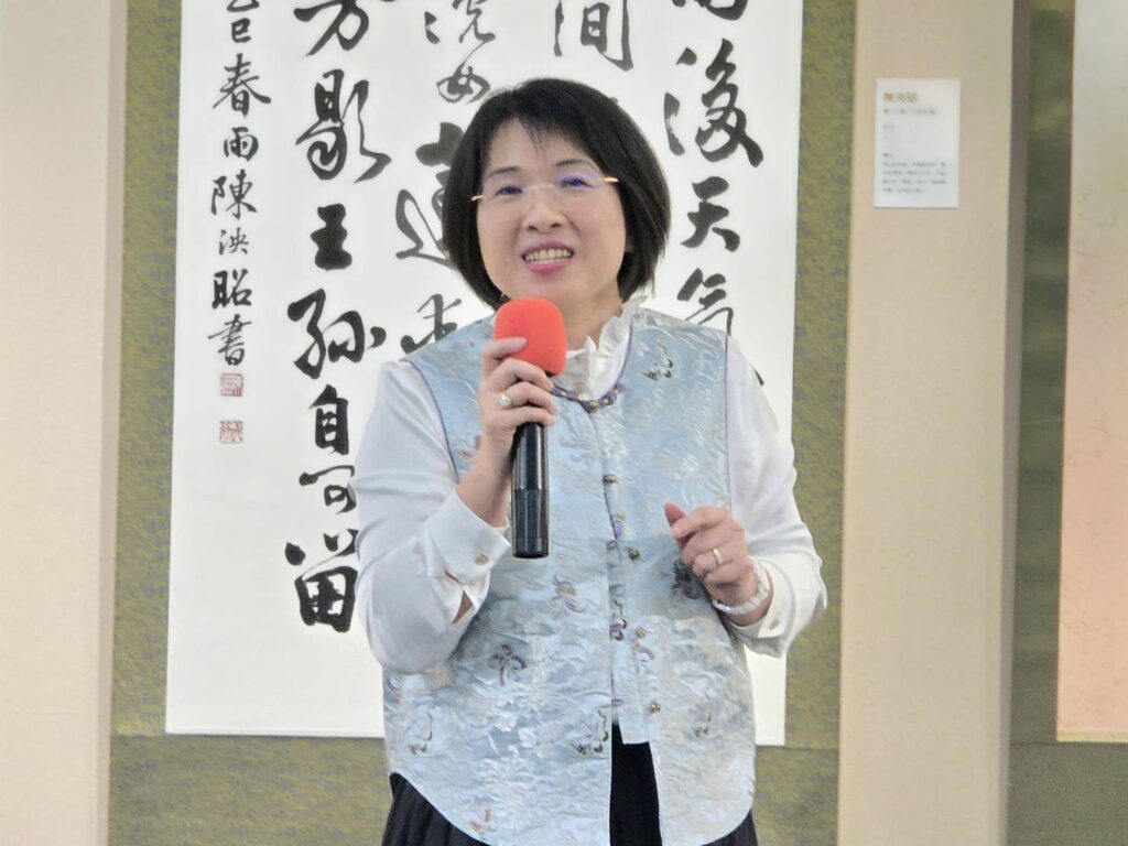 ▲中華民國書法教學研究學會理事長陳泱昭，以國際名家暨會員聯展主辦方立場，說明這次年度大展的正向與創新意義。（記者 詹佳綺/攝）