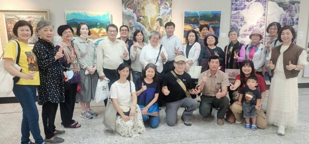 ▲參展藝術家陳國強老師（中）帶領學生們在展場觀展後開心大合照。（記者 詹佳綺/攝）
