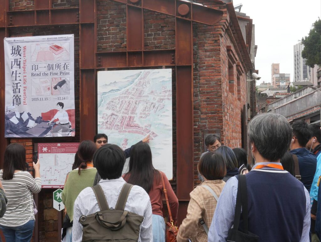 ▲專家的導覽與說明,帶給民眾新的文化體驗。(圖/台北市文化局 提供)