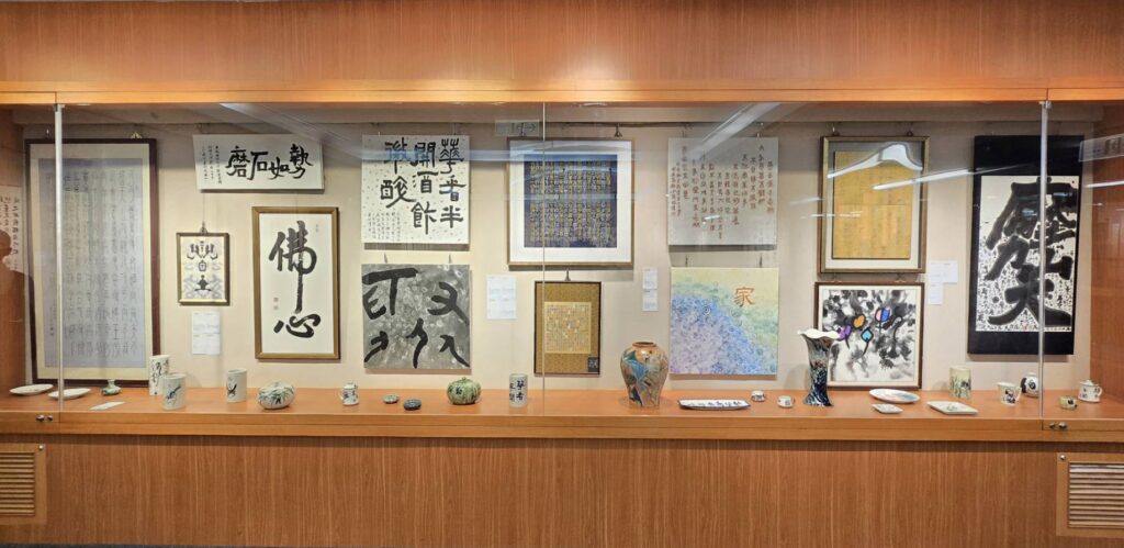 ▲多件陶藝作品的展出，呈現墨陶交融的溫煦與悅目之感。（記者 詹佳綺/攝）